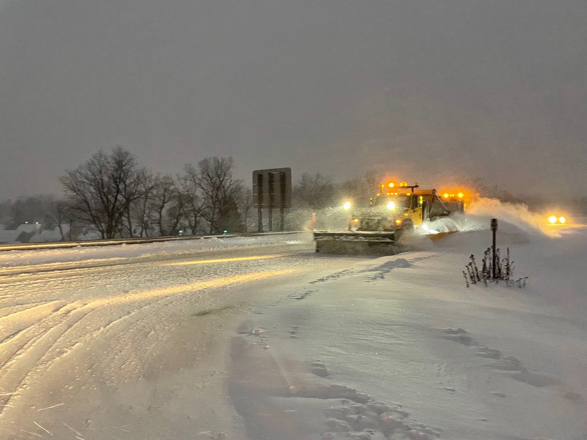 NYSDOTBuffalo's tweet photo. Plowing on Route 400 at Seneca Street in West Seneca this morning https://t.co/8WJevoH6OZ