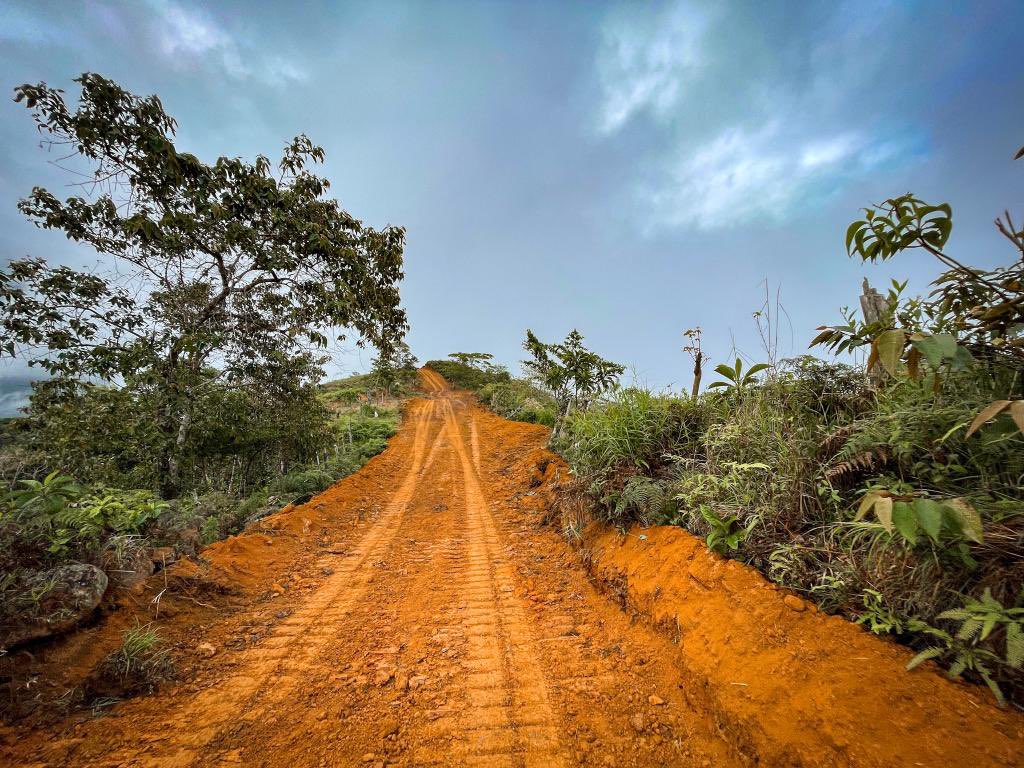 LE_CarlesR's tweet photo. Feliz de poder visitar Zancona y Zapato en las faldas del Cerro Negro en El Palmar de Olá y poder gestionar para ellos caminos de producción para esta cosecha de naranjas. Para fortalecer las economías locales las soluciones deben ser inmediatas. https://t.co/LJPOzzqs4X
