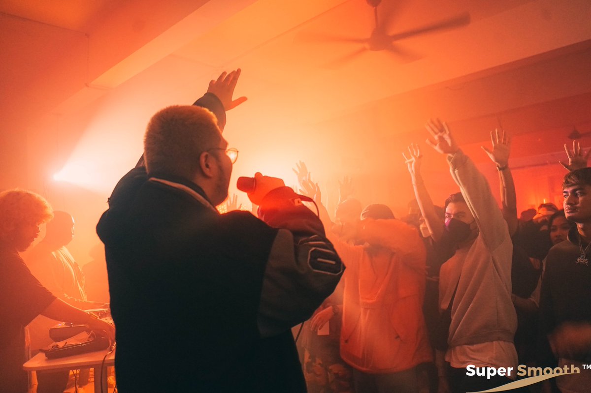 Siapa doh budak yang pegang MIC ni?

Cari dia pergi follow

‘&amp;-$(:,’l!  Perform cm Agen Illuminati 🤣

@relx_my @sbkrecords.my #NoSmoke #TrapHaus2 <3