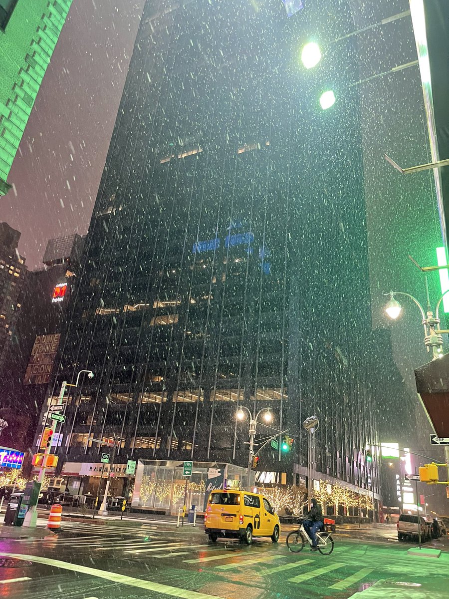 brookeswarrior's tweet photo. New York is honestly so so magical I’m obsessed! it stated snowing last night and it’s honestly like a dream https://t.co/Z6v1HLnzYN