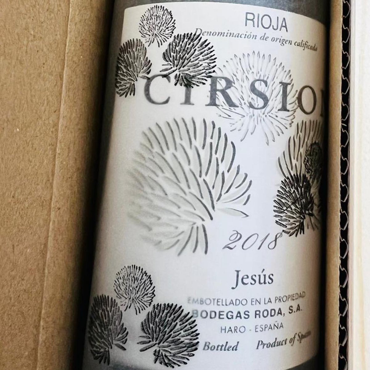JRguezFer's tweet photo. Hay varias formas de combatir el #BlueMonday pero no se me ocurre ninguna mejor que recibir una caja con 3 añadas personalizadas de #cirsion de @BodegasRoda https://t.co/um4IwuvAj1
