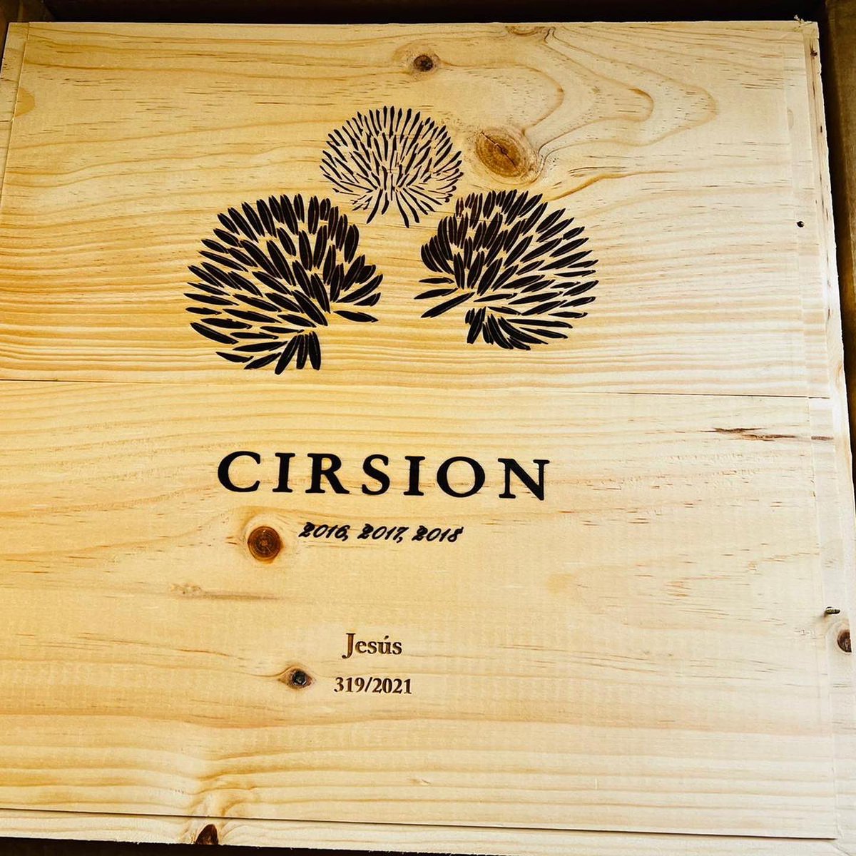 JRguezFer's tweet photo. Hay varias formas de combatir el #BlueMonday pero no se me ocurre ninguna mejor que recibir una caja con 3 añadas personalizadas de #cirsion de @BodegasRoda https://t.co/um4IwuvAj1