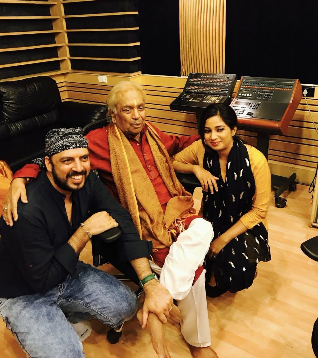 shreyaghoshal's tweet photo. The world of Indian classical dance and music will never be the same anymore. Pt Birju Maharaj, the name synonymous to Kathak, took the art form to the greatest heights worldwide🙏🏻 Mourning this devastating loss along with his millions of followers and disciples. Om Shanti. https://t.co/zYdCYuJmxO