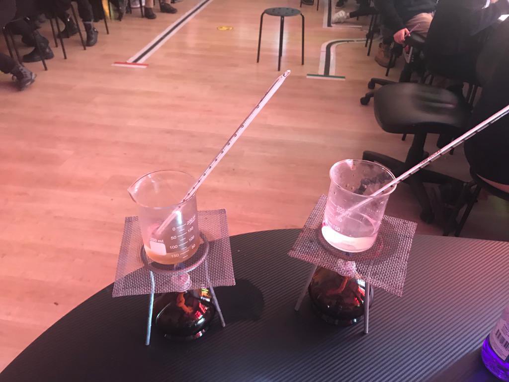 pinhasokulu's tweet photo. 5-G sınıfı Fen Bilimleri dersinde hal değişimi deneyleri yaptı. Maddelerin ayırt edici özelliklerini öğrendi. Suyu ve etil alkolün kaynama noktalarını tespit edip, mumu ve buzu eritip dondurdu. 
#pinhas 💫 #Fetemm 

@ersanulusan @hete61 @ArslanerIrfan @tekirdagmem https://t.co/oSIaqeZLV0