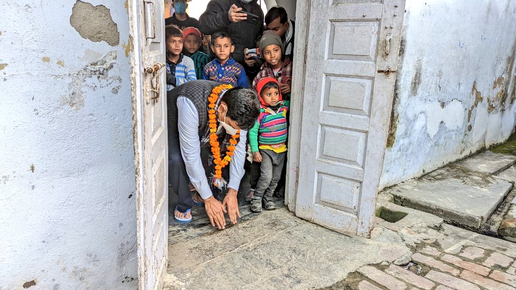 ग्राम खैरनगर स्थित पैतृक घर की चौखट को पूज कर अपने नये सफ़र की शुरुआत की। इसी घर से हमारे पिता स्वर्गीय श्री राम अरुण ने अपना संघर्ष शुरू किया था।