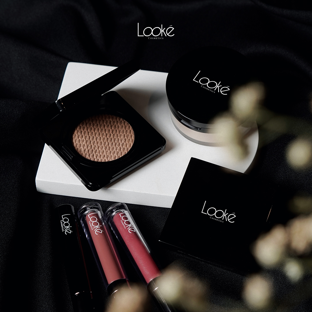 lookecosmetics's tweet photo. Selamat hari Senin, Goddess! Walau Senin kali ini mendung, tapi nggak menyurutkan niat minké buat ngeracun 😏
Udah siap kan buat #TheGoddessTale hari ini?
Siniiii absen dulu sama minké! 🙋🏻♀️ https://t.co/Fl5Esl2C3x