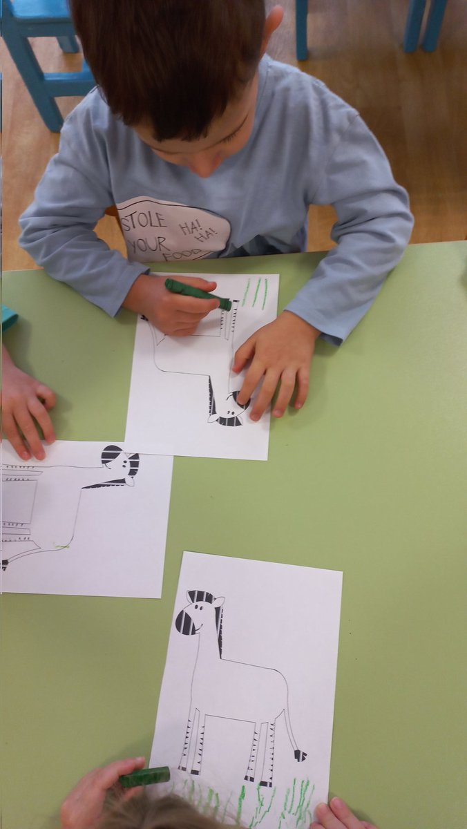 Воспитанники 2 младшей группы "Медуницы" познакомились с животными Африки, прослушали "Сказку про то, почему зебра стала полосатая", закрепили умение рисовать прямые вертикальные линии и закрепили знания о цветах(чёрный цвет)