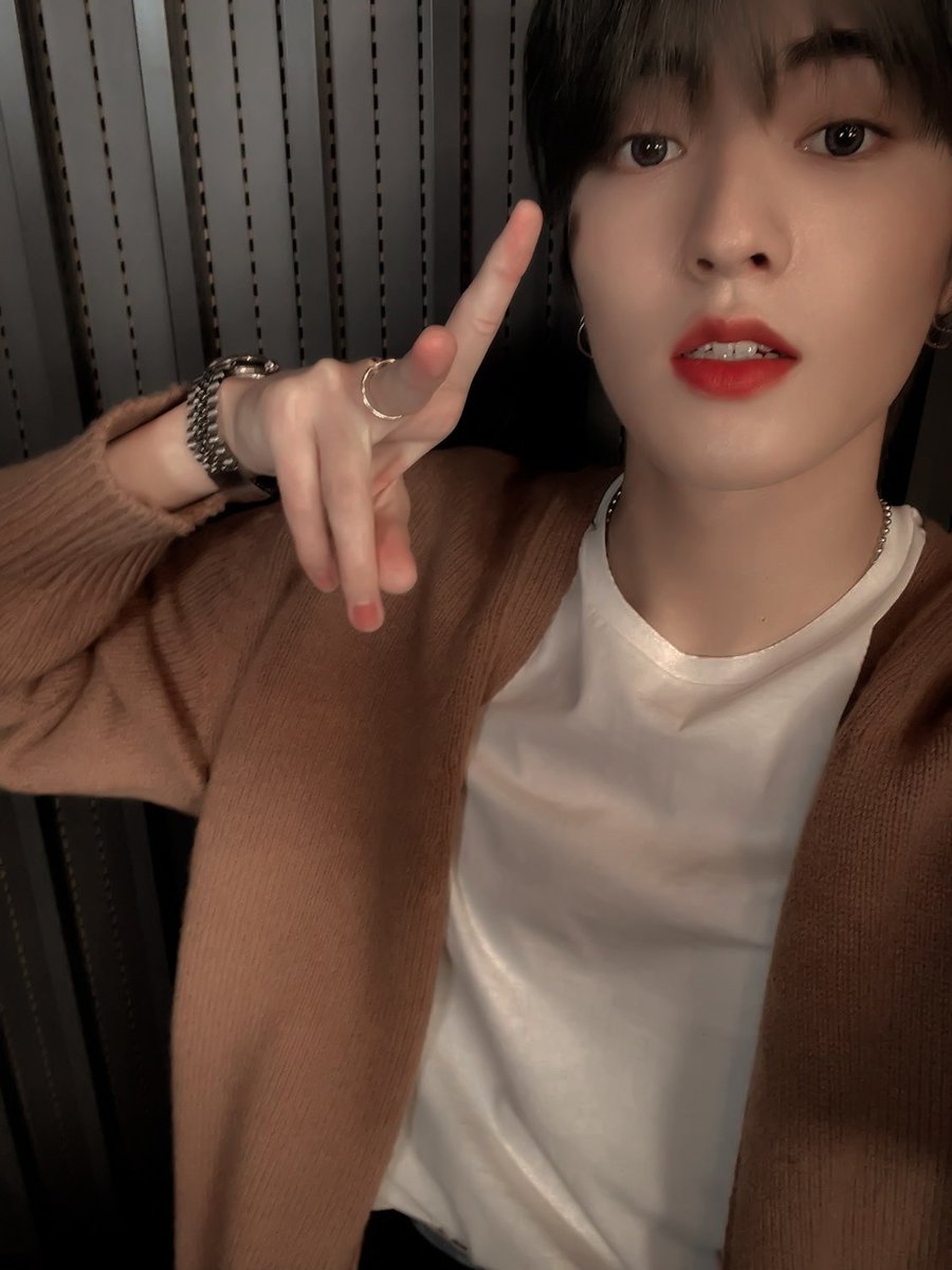 hwhourly's tweet photo. pretty boy https://t.co/jUXkEplhUg