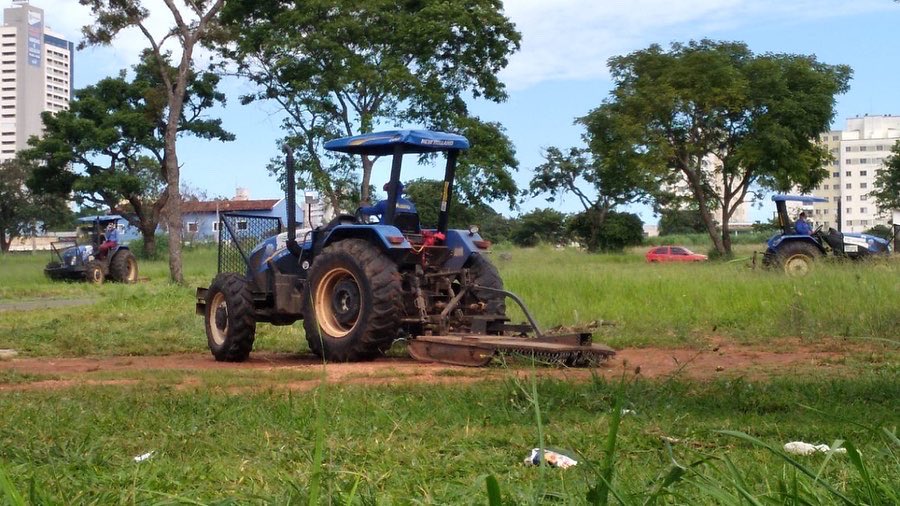 MaxMenezes's tweet photo. Começamos a semana no 220. A turma da Secretaria de Desenvolvimento Urbano estão no Jardim Luz realizando o serviço de roçagem. Vamos ao trabalho! ✅
#maxmenezes https://t.co/4clPwLWCfT