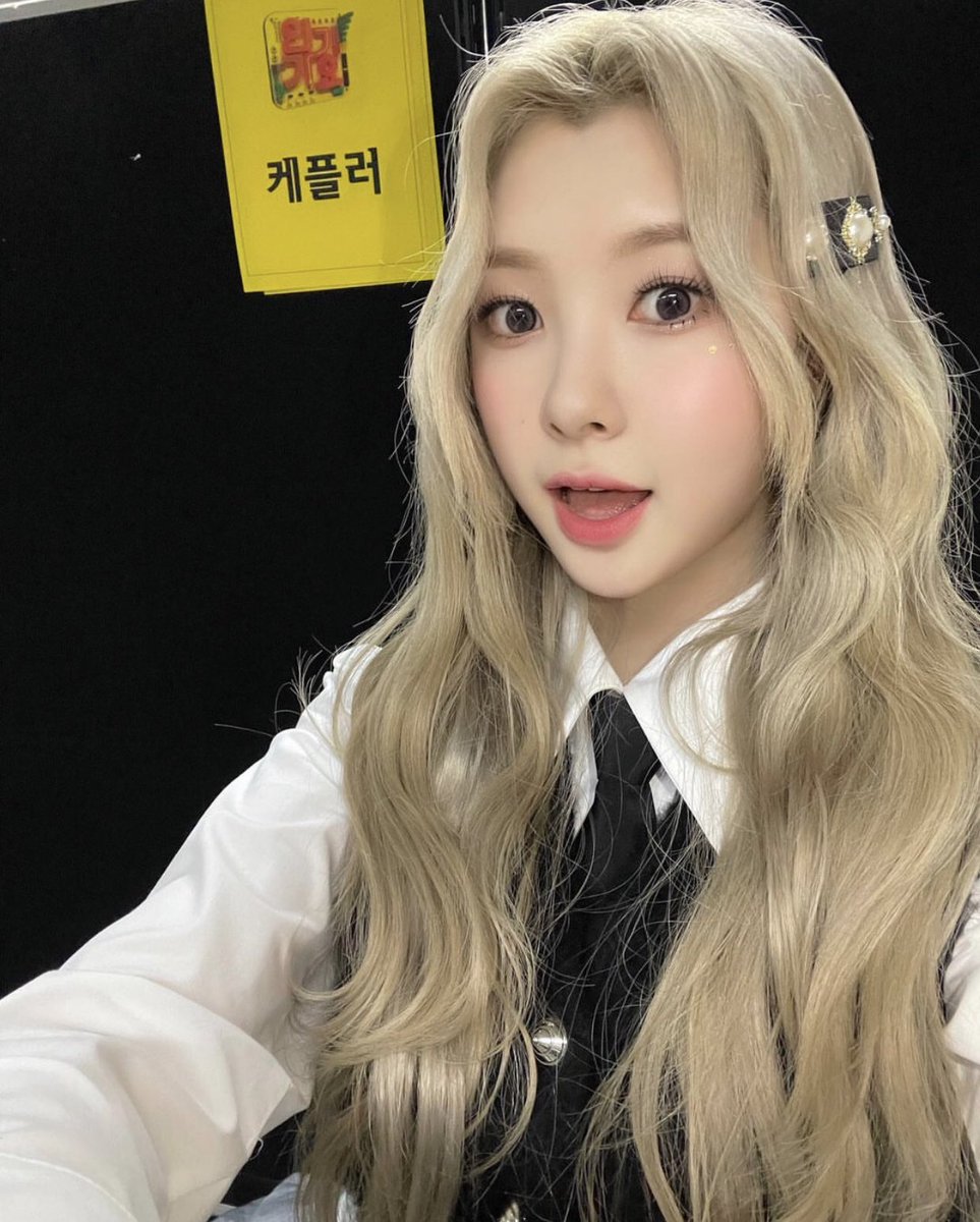 dayeonselca's tweet photo. hello ! i’m rebranding to be a daily dayeon selca account ! pls rt/like <33 https://t.co/k9VqQUUPkx
