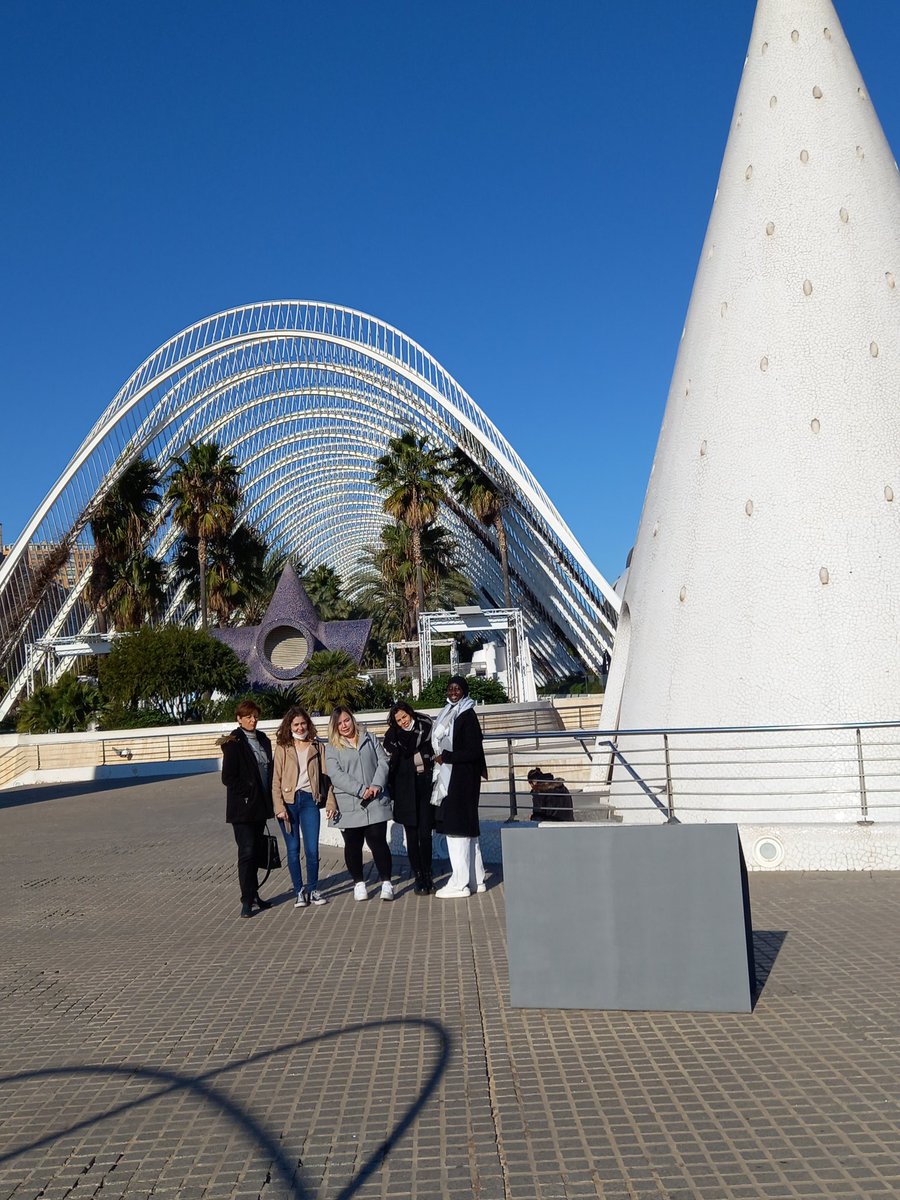 valerie_sammut's tweet photo. La mobilité des apprenties du @CFAAcademieTlse de BTS SAM @lycee_berthelot à Valencia, c'est aussi la découverte de @CACiencies. Exposition et ateliers scientifiques au programme https://t.co/5rs7zdmrHo
