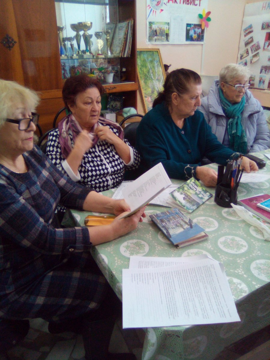 14 января, в рамках областного проекта PRO-чтение, с пенсионерами ЦАД "Активист" прошло комментированное чтение "Сила слова" по произведениям местного поэта Е.Ф. Сорокина.