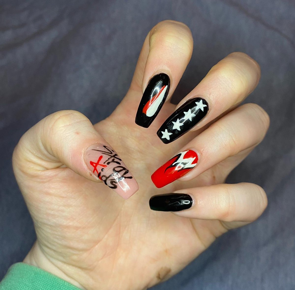 0low0's tweet image. Instagram.com/the.nailshed #kpop @Stray_Kids #godsmenu nails