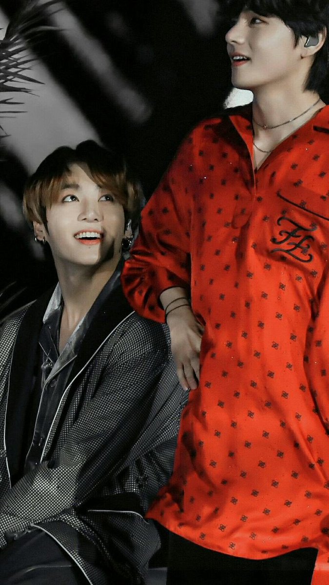 Dailytaeekook's tweet photo. The way he looks at Taehyung, I'm having butterflies in my stomach 😭 https://t.co/9t3xR67kC2