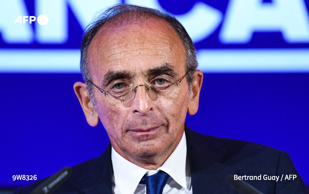 afpfr's tweet photo. Le candidat à l'élection présidentielle Eric Zemmour a été condamné à 10.000 euros d'amende pour provocation à la haine par le tribunal correctionnel de Paris pour ses propos sur les mineurs migrants isolés #AFP https://t.co/JrBkDZwF38