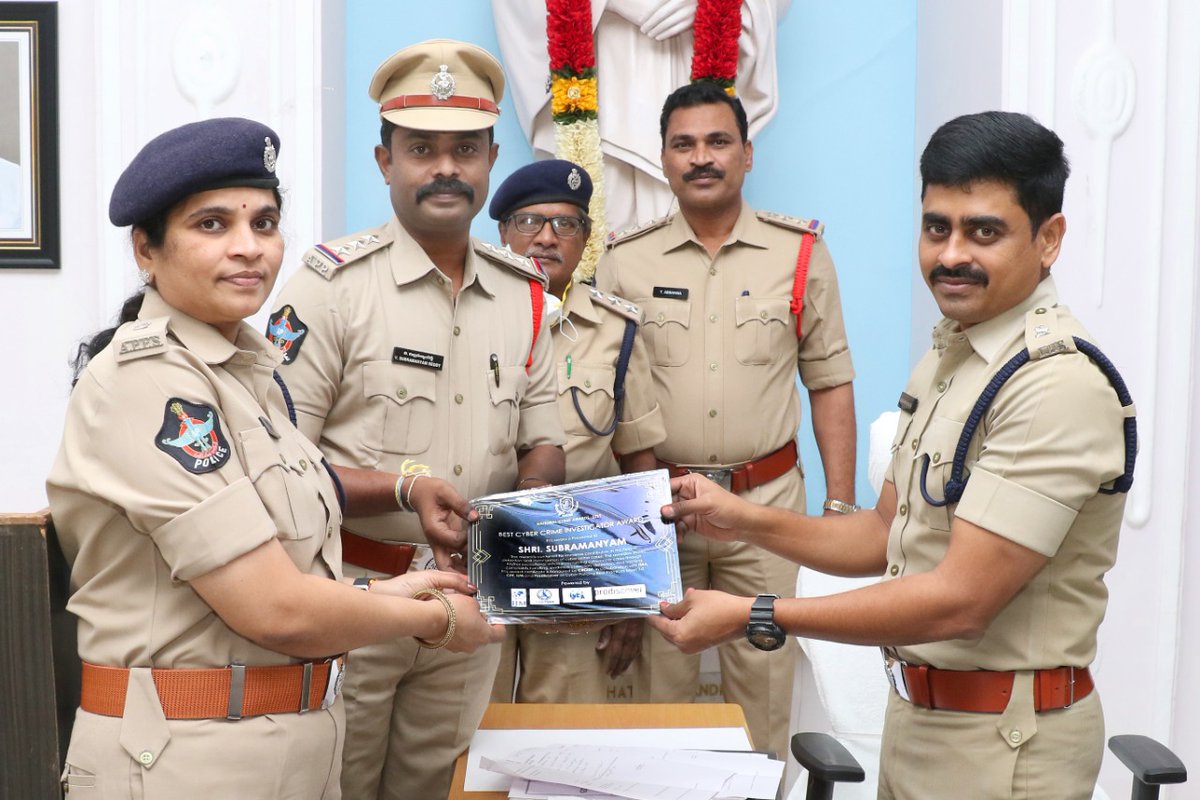 tirupatipolice's tweet photo. అర్బన్ పోలీస్ సైబర్ వింగ్ కు బెస్ట్ నేషనల్ సైబర్ అవార్డు
సైబర్ అవార్డ్ సిబ్బంది శ్రమ వల్లే వచ్చింది.
ఈ పోటీలలో తిరుపతి అర్బన్ పోలీసు విభాగానికి చెందిన సైబర్ వింగ్ సి.ఐ వి.సుబ్రహ్మణ్యం రెడ్డి కి బెస్ట్ సైబర్ క్రైమ్ ఇన్వెస్టిగేటర్ అవార్డు లభించింది.  @APPOLICE100 https://t.co/euXMYr9mCi