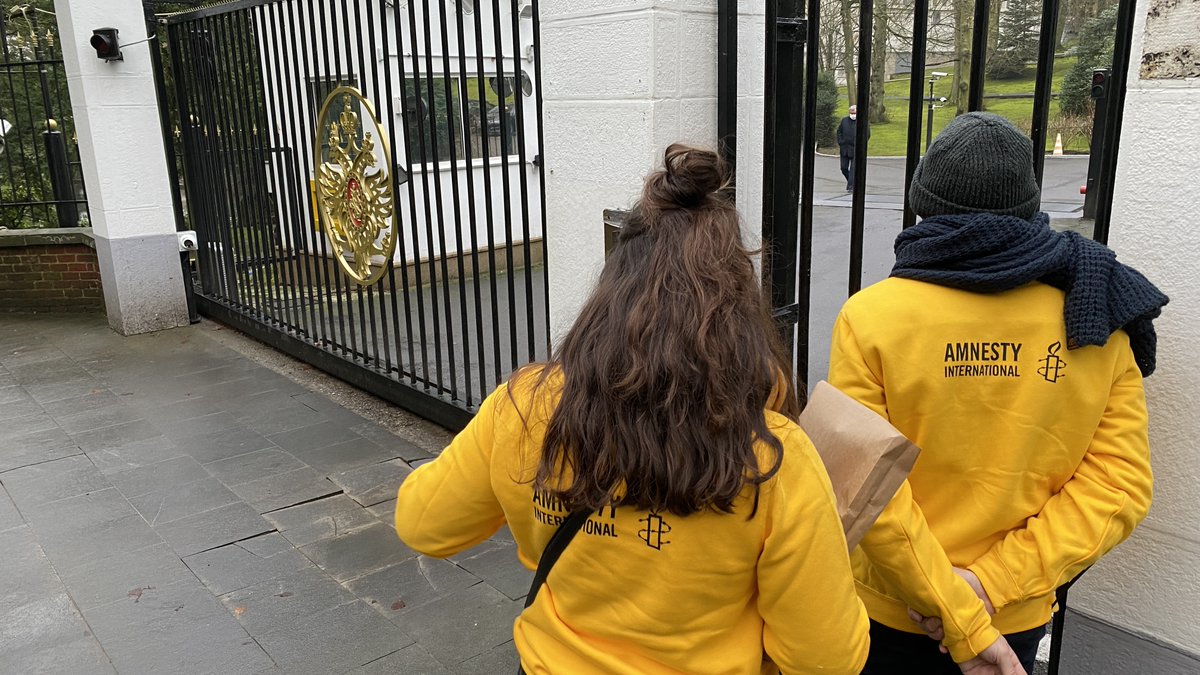 amnestybe's tweet photo. .@amnestybe &amp; @amnestyvl à l'ambassade de #Russie à Bruxelles 👉 Notre message aux autorités russes ce matin ? #FreeNavalny !

Voilà un an que l'opposant politique et le militant anti-corruption est injustement en prison.

📬18 000 signatures remises 🙌

https://t.co/zRkE9qZt7t https://t.co/exCfivHAM7