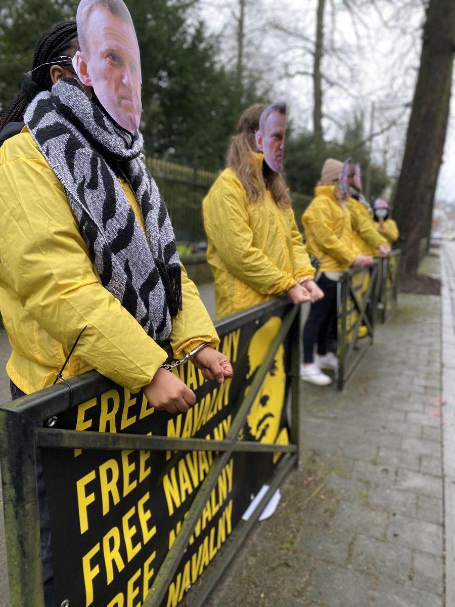 amnestybe's tweet photo. .@amnestybe &amp; @amnestyvl à l'ambassade de #Russie à Bruxelles 👉 Notre message aux autorités russes ce matin ? #FreeNavalny !

Voilà un an que l'opposant politique et le militant anti-corruption est injustement en prison.

📬18 000 signatures remises 🙌

https://t.co/zRkE9qZt7t https://t.co/exCfivHAM7