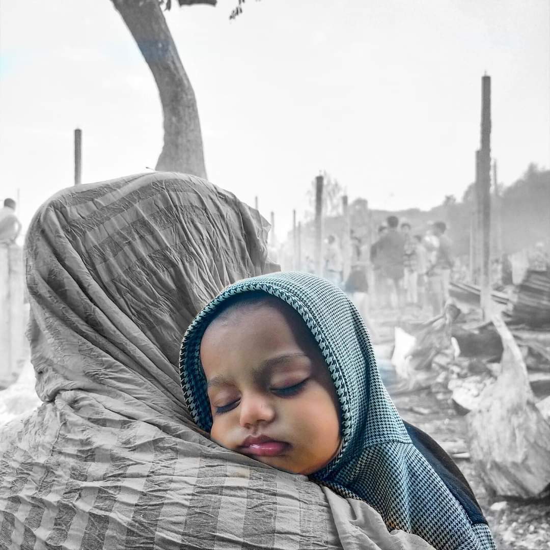 hinursadek's tweet photo. ”I lost everything in this fire accident but I could save my child and that's my achievement for 
2021”.
📷: Nur Sadek
Took this picture in 2021 fire Incident at Nayapara Rohingya Refugee camp. https://t.co/kJhB7bmSWI