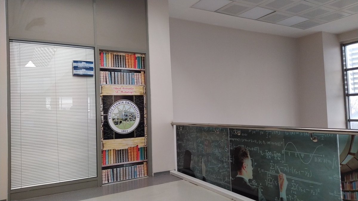 Mstfbasss's tweet photo. YTU kütüphanesinde en üst kattaki bu oda niye var? Kütüphane kurallarına uyulmayan tek yer sanırım burası. İşin garip kısmı odadan çıkan insanlar dışarıda da bağırmaya devam ediyor. https://t.co/TVbVIAh69P