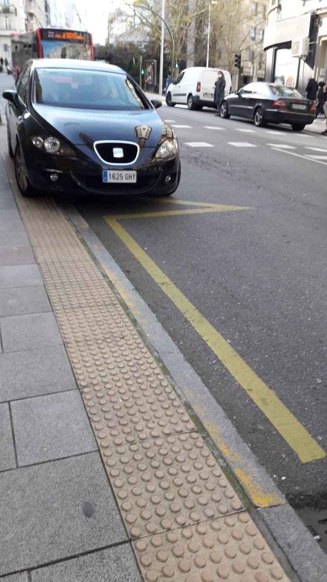 ledidelioncourt's tweet image. @BlogBusurbano @TranviasCoruna @NoelaBao 
¿Como coñ* se puede denunciar a este sujeto? 
No dejó arrimar el bus de la linea 20, que cojo de vuelta a casa a las 2 de la tarde. Tengo movilidad reducida y necesito que se arrime a la acera.
Estoy cabreada y muy furiosa