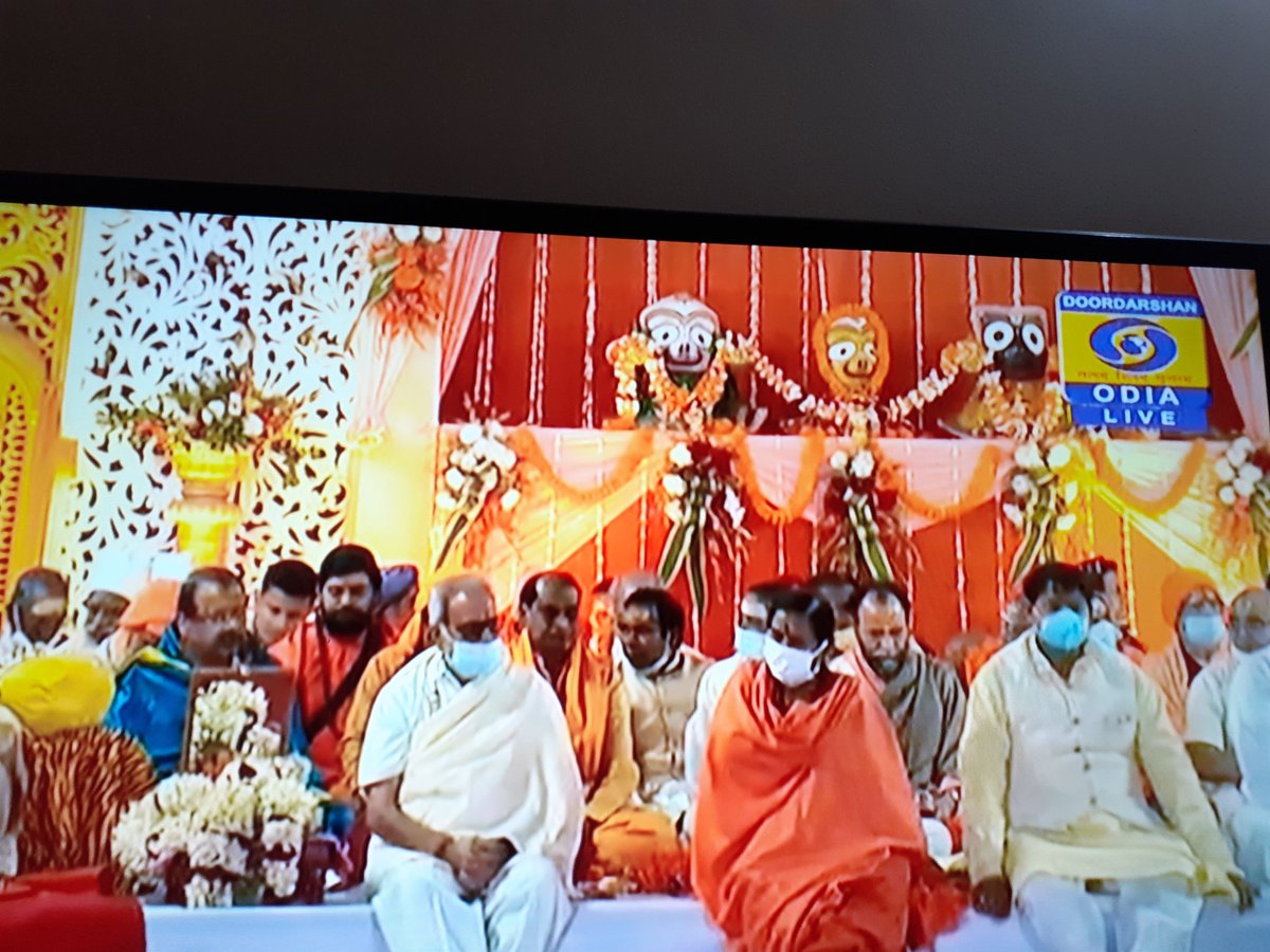 Sibani_'s tweet photo. 🙏 Tasmai Shri Gurave Namah🙏 Jay Jagannath🙏🙏
@govardhanpeeth 
Thank you @DDOdiaNews for telecasting Live year after year 🙏 https://t.co/MLzEL03C9Y