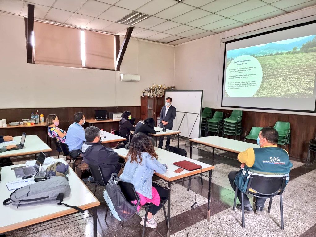 sagchile's tweet photo. Funcionarios/as de @sagchile #RM realizan Capacitación de Reconocimiento y Clasificación de Suelos Agrícolas🧐, con la finalidad de unificar criterios y determinar la correcta determinación de Clase de Capacidad de Uso. https://t.co/lFDjoa3BBM