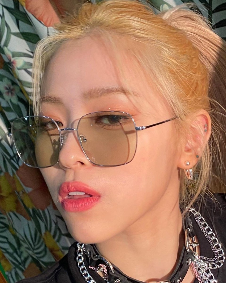 ryujinwithspecs's tweet photo. shin ryujin and her very much breath taking 144p pictures https://t.co/v9zCbWmSQv