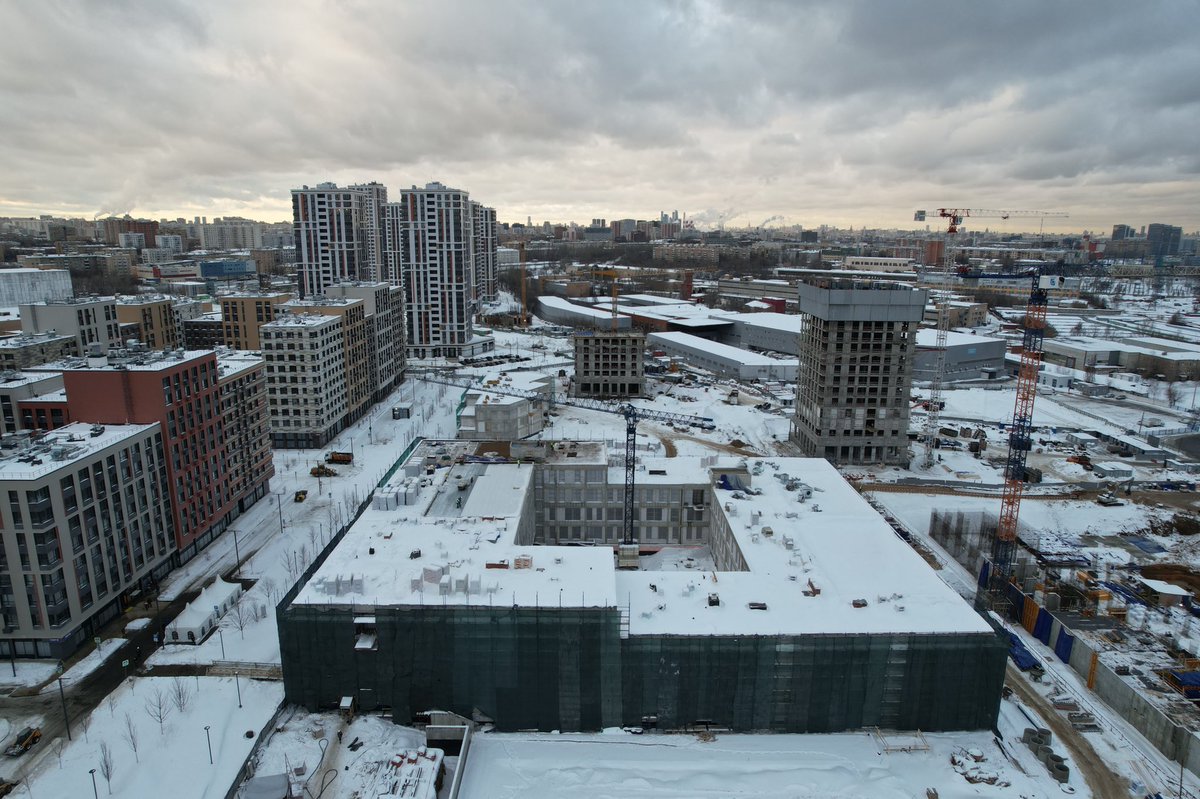 Примерно 40% новых школ и садиков в Москве строят инвесторы. Потом безвозмездно передают их городу. Рядом с домом должны быть все социальные объекты - это одно из главных условий для застройщиков.