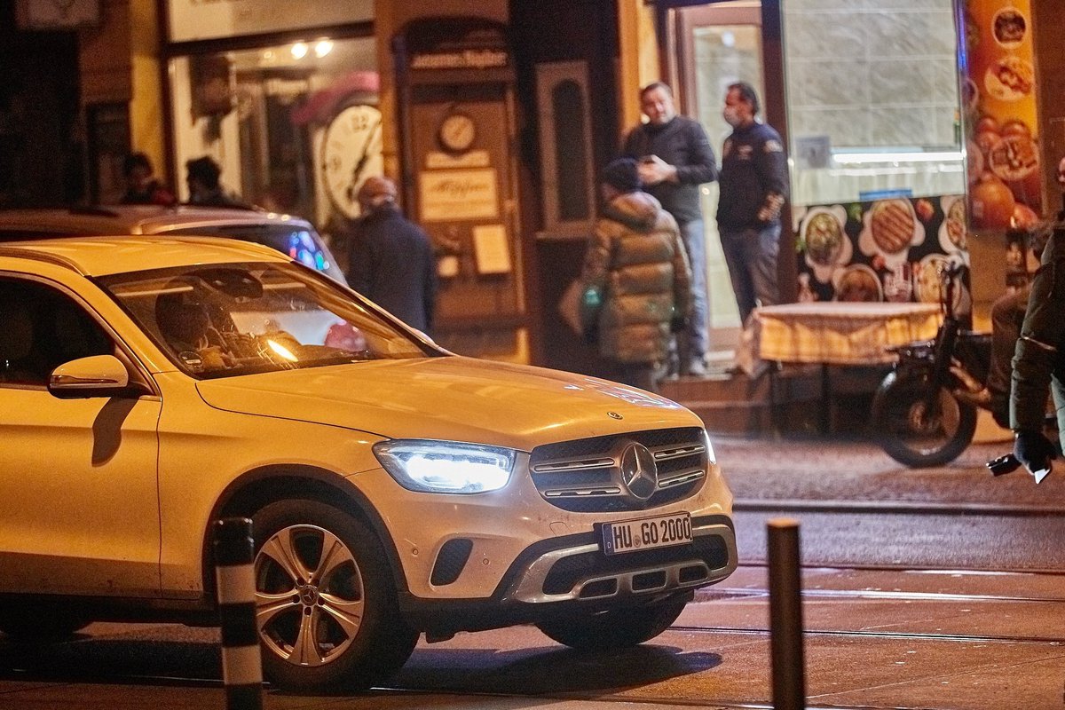bildwerkrostock's tweet photo. Ob die Fahrzeuge der Demoorga heute auch wieder extra aus #Greifswald, #Hanau und #Stuttgart nach #Rostock kommen?
Bislang haben sie jedenfalls scheinbar noch nicht mal eine:n Versammlungsleiter:in und planen dementsprechend den Umsturz, unter Anleitung der AfD
#hro1701
#hro1001 https://t.co/R2V0Do2HUG