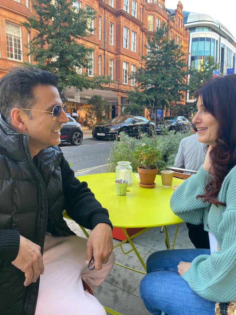 todayspage3's tweet photo. Happy Anniversary Tina! 💛
#21YearsOfAdventure #AkshayKumar #Twinklekhanna #HappyAnniversary https://t.co/JA89uhSSBV