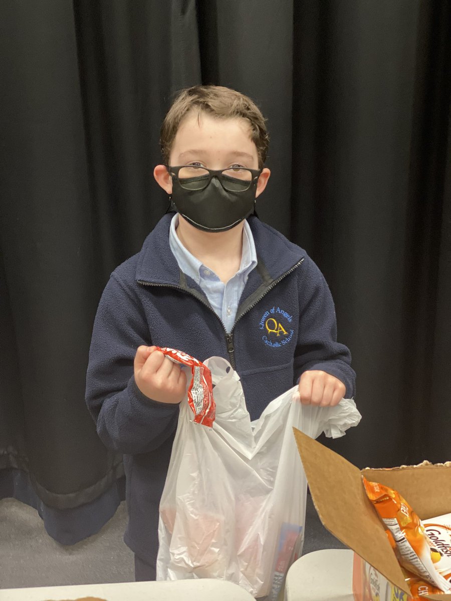 QASchool's tweet photo. Martin Luther King - "Everybody can be great...because anybody can serve. You only need a heart full of grace.A soul generated by love." 3rd grade students served the Catholic community by packing over 350 bags of food, including notes of kindness, to be distributed this weekend. https://t.co/3Pi5LC50FQ