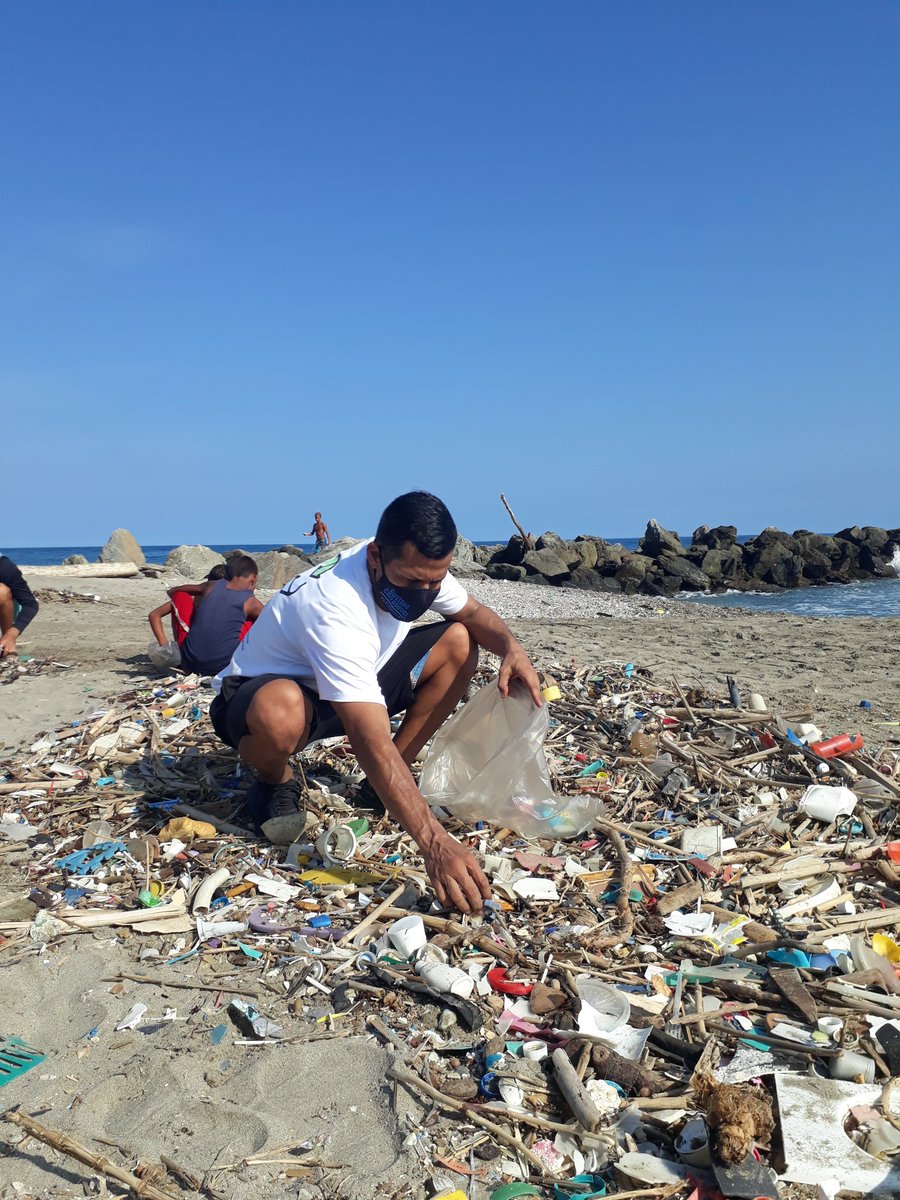 ¡Buenos dias!
#FelizLunesATodos

Cada pedazo de plástico que se retira de una playa para ser reciclado o depositado en un vertedero significa que hay un artículo menos peligroso para las aves, tortugas o ballenas. 

#LaPlayita #MareAbajo #LaGuaira #Venezuela