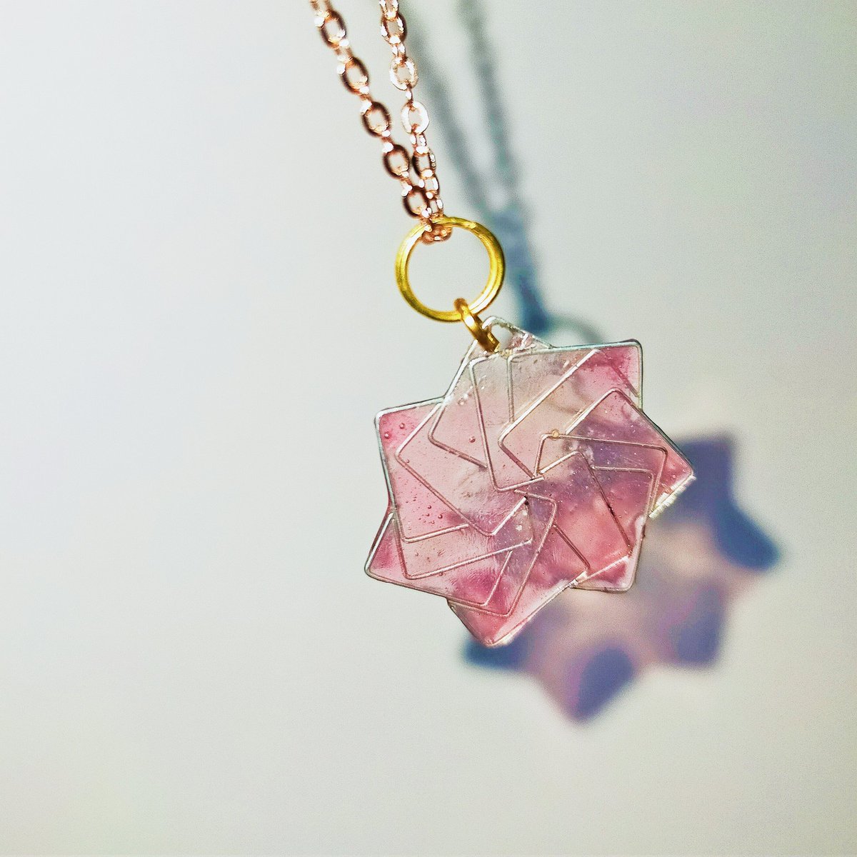 「ホチキスレジンネックレス2」

ホチキスの針とレジンの組み合わせ第二弾！
桜の花をイメージして作りました。

どうしてもレジンで針を固定するときズレてしまう、、
改善方法模索中、、

#レジンアクセサリー 
#ハンドメイド