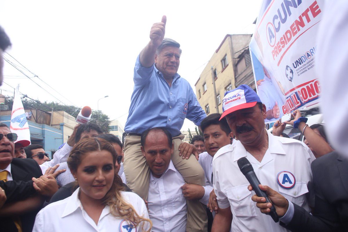 TrujiYo's tweet photo. Quien carga a Acuña en hombros se llama Enrique Fernández, fue chofer de la UCV, y a su cuenta ingresó casi S/ . 1 millón, para la campaña de su jefe.

El dinero nunca fue reportado a ONPE.

Mi fragmento favorito de #PlataComoCancha, en @larepublica_pe: 

https://t.co/pGHEwdHaB8 https://t.co/aofOLvsJIa