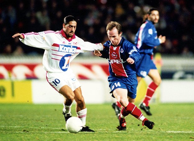 michelkollar's tweet photo. le 17 janvier 1999, Francis #Llacer porte pour la 1ere fois le brassard de capitaine avec le @PSG_inside. Une mauvaise soirée pour Cisco avec une blessure à l'heure de jeu et une défaite 1-2 contre @asnlofficiel au Parc... https://t.co/pK0X6hJqye