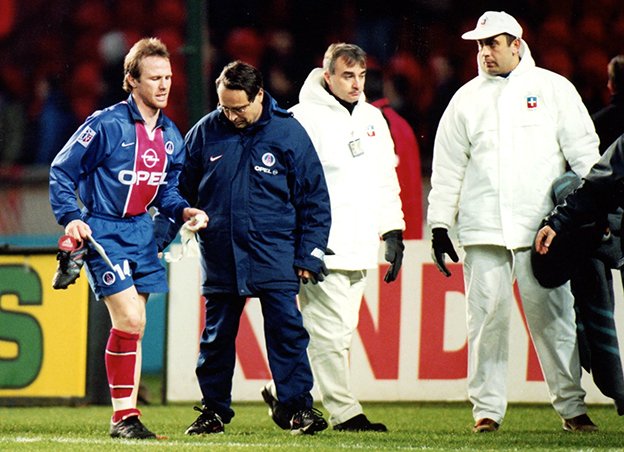 michelkollar's tweet photo. le 17 janvier 1999, Francis #Llacer porte pour la 1ere fois le brassard de capitaine avec le @PSG_inside. Une mauvaise soirée pour Cisco avec une blessure à l'heure de jeu et une défaite 1-2 contre @asnlofficiel au Parc... https://t.co/pK0X6hJqye