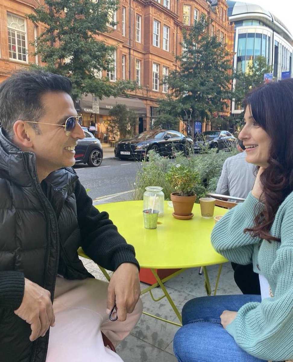 filmfare's tweet photo. “Happy Anniversary, Tina,” writes #AkshayKumar as he celebrates #21YearsOfAdventure with #TwinkleKhanna. https://t.co/SSDCmlgNjh