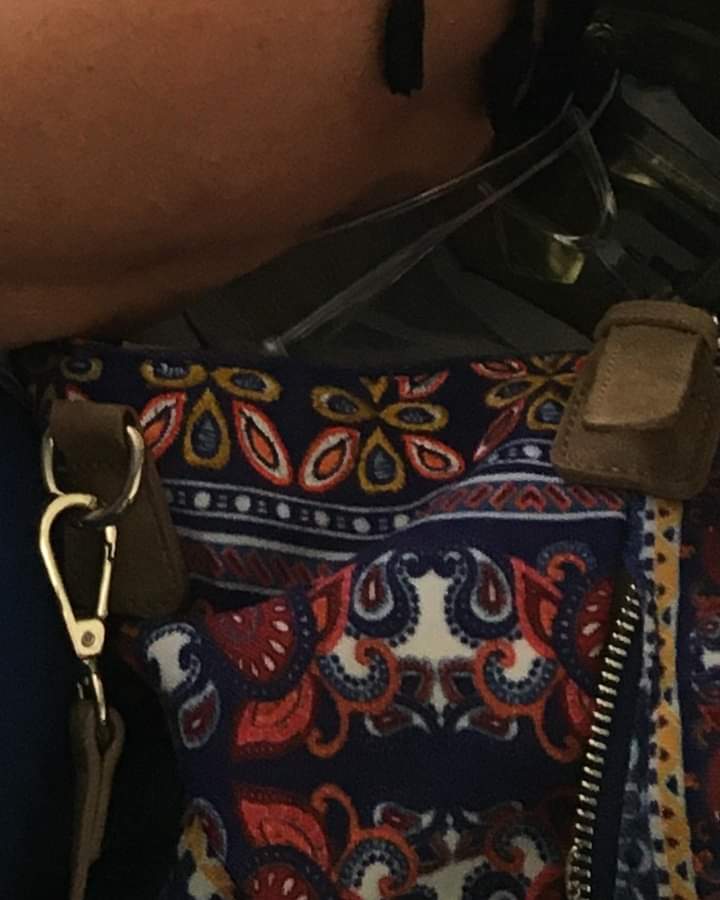 Queridos, el sábado en el puesto de la feria de Einstein en Recoleta, a mi prima le robaron esta cartera con todos sus documentos, sabemos que la plata no aparecerá, solo nos interesa los documentos y la credencial de la Tesorería (mi prima trabaja allí).