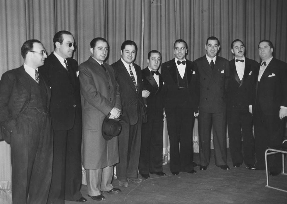 En los años 40 vemos desde la izquierda entre otros a: Edgardo Donato, Carlos Di Sarli, Pablo Osvaldo Valle, Anibal Troilo, Julio De Caro, Osvaldo Fresedo y Ricardo Tanturi.