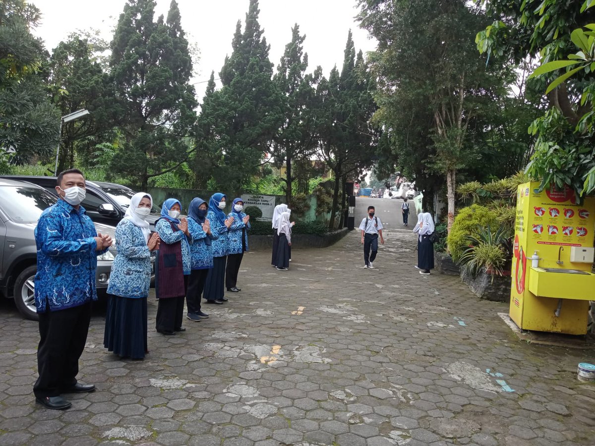 smpn19bdg's tweet photo. Kegiatan 5S hari ini https://t.co/ALL4DzREE4