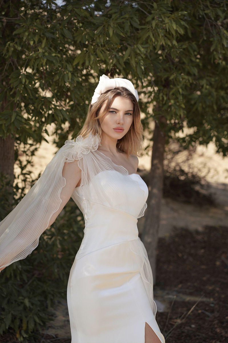 Light Pillar | 18083 
New Horizons collection by #Liretta

The elegant dress of a straight silhouette is made of shining stretch satin, which perfectly emphasizes the beauty of the female figure. 

pollardi.com/catalog/lirett…
#wedding #weddingdress #weddingday