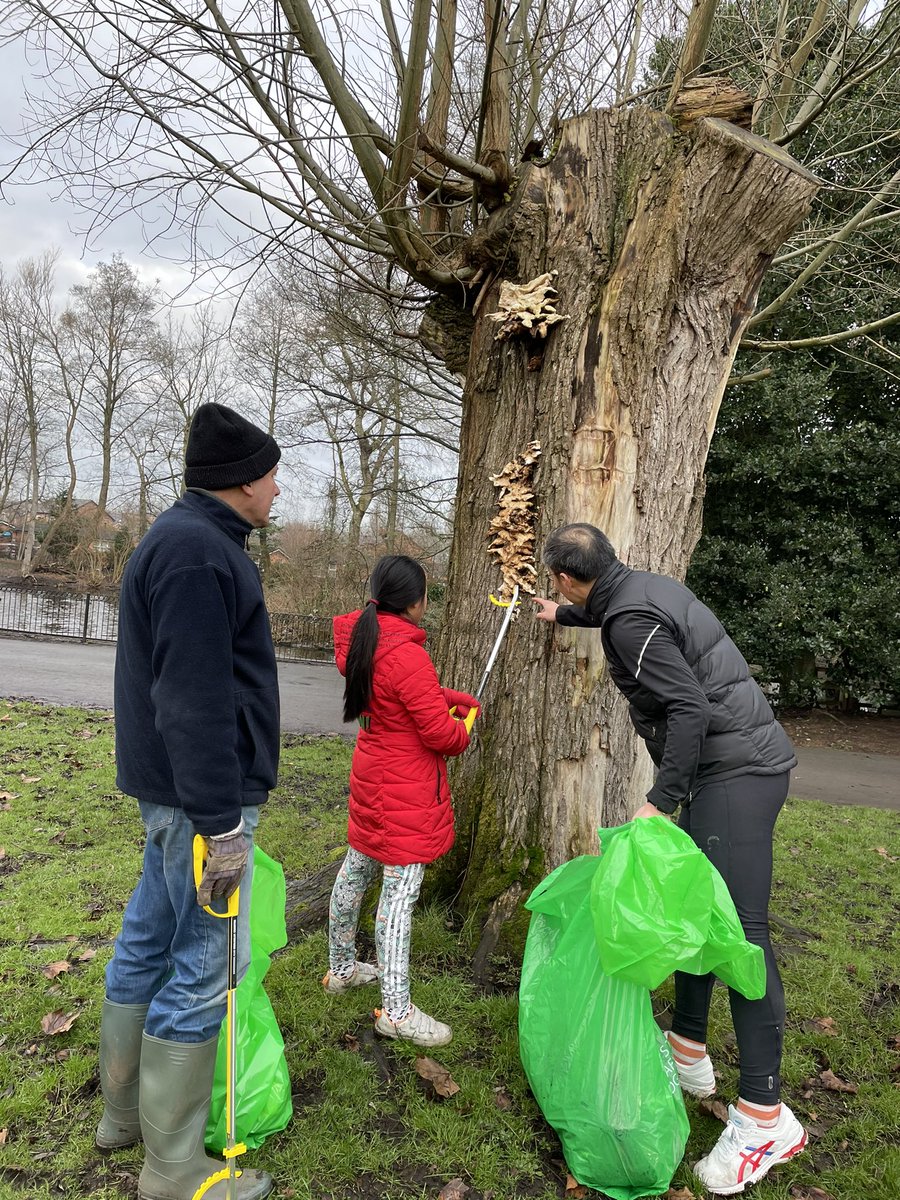 May and I did a litter pick last Saturday at the <a href="/StamfordPark/">FriendsofStamfordPk</a> in Hale. It was difficult to understand why people left their takeaway packages and cans after a picnic. @BowdonPrep <a href="/HaleCivicSoc/">HaleCivicSociety</a>
