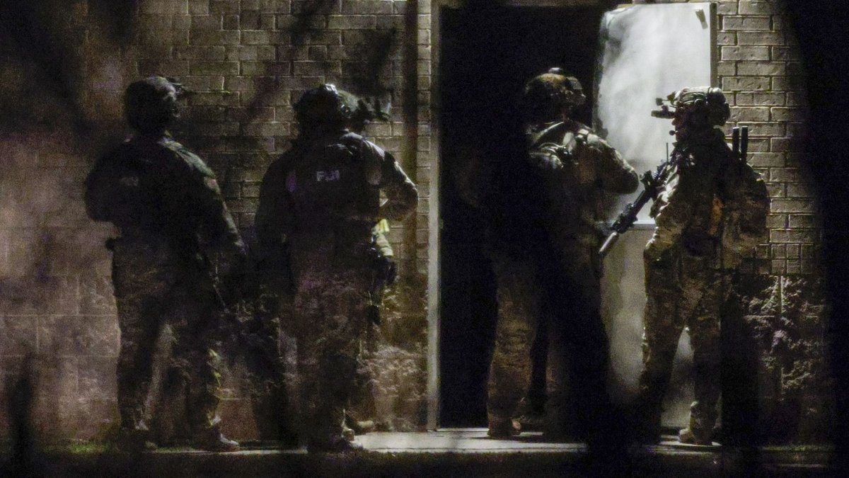 tacticalporn's tweet image. 🇺🇸FBI HRT members responding to hostage situation at the Colleyville synagogue on Saturday.

#HR #TacticalUnit #HRT #DomesticDelta