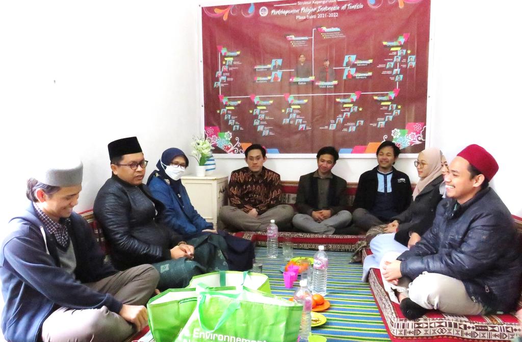 zuhairimisrawi's tweet photo. Blusukan ke Persatuan Pelajar Indonesia (PPI) Tunisia membagikan sembako dan obat-obatan. Alhamdulillah WNI kita di Tunisia sehat. https://t.co/vTBFI2PaXb