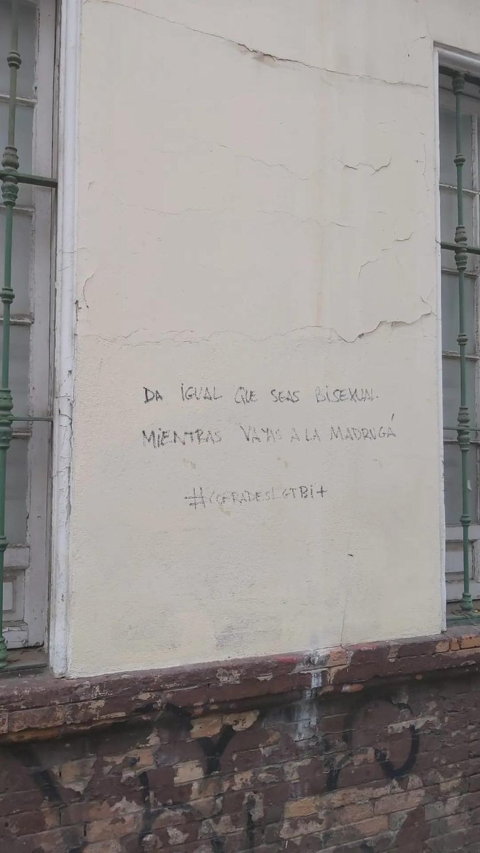 94PabloSilva's tweet photo. Pintadas en Sevilla apoyando al colectivo LGTBI mediante la tradición cofrade de la ciudad @y_geografia #pintadascalle, #mensajescalle, #geografiaurbana, #MasterUALGeo, #paisajeurbano https://t.co/XNXms9XwSW