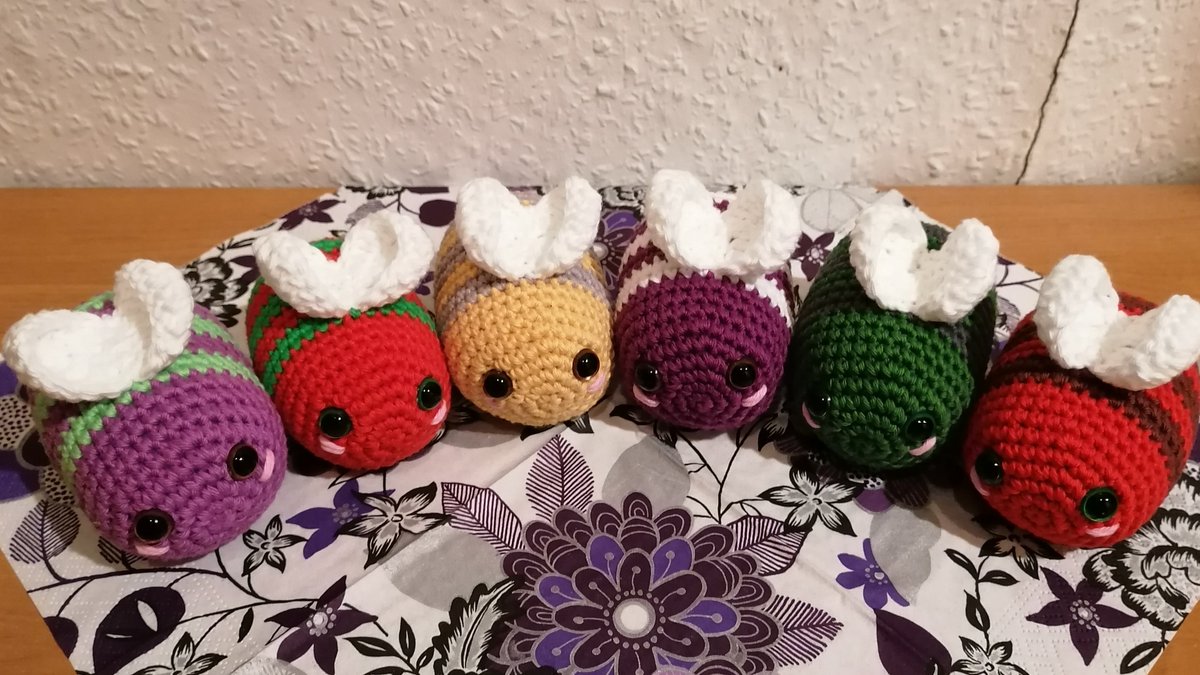 VaCoffee_'s tweet photo. Die Bienchen sind wieder da!
Endlich gibt es wieder die Chance sich Bienchen zu wünschen. Und das in euren Wunschfarben!
Wer also ein Bienchen adoptieren möchte, der kann sich gerne bei mir melden und ich schaue, dass ich eure Wünsche erfüllen kann :)
Retweeten wäre nett! https://t.co/w0oZ7AXtEV