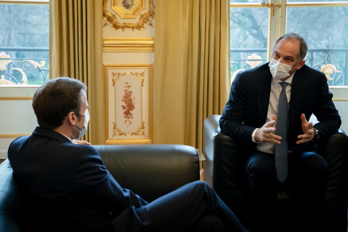 #ChooseFrance 🇫🇷 │ Pres. <a href="/EmmanuelMacron/">Emmanuel Macron</a> announced with CEO Mark Costa <a href="/EastmanChemCo/">Eastman Chemical Co.</a>'s plan to invest up to $1 bill. in a molecular recycling facility in FR. bit.ly/3nxou5n