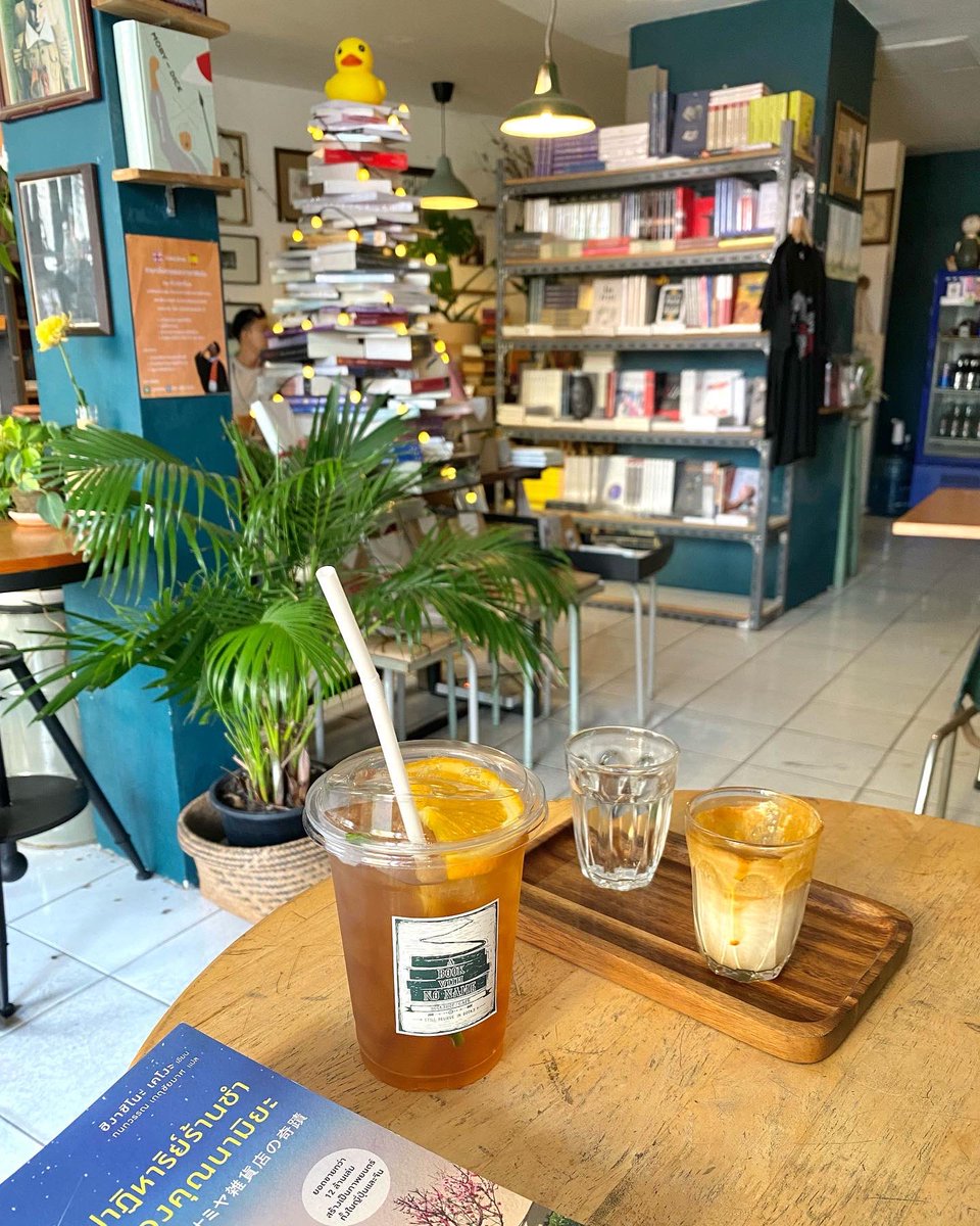 phyunxx's tweet photo. — A book with no name 📚🐱

Found me when coffee meets cats and books

ร้านหนังสือกาแฟเล็กๆศรีย่าน บรรยากาศเหมาะกับการพักสมอง จิบกาแฟอร่อยราคาน่ารัก อ่านหนังสือ มองแมวหลับ เป็นร้านดีๆที่อยากให้มีเยอะๆ
*มี blind book ขายด้วย

#รีวิวคาเฟ่ #คาเฟ่ @Kin24hrs @CafeStoryTH #อร่อยบอกต่อ https://t.co/BM3JRPH9kB