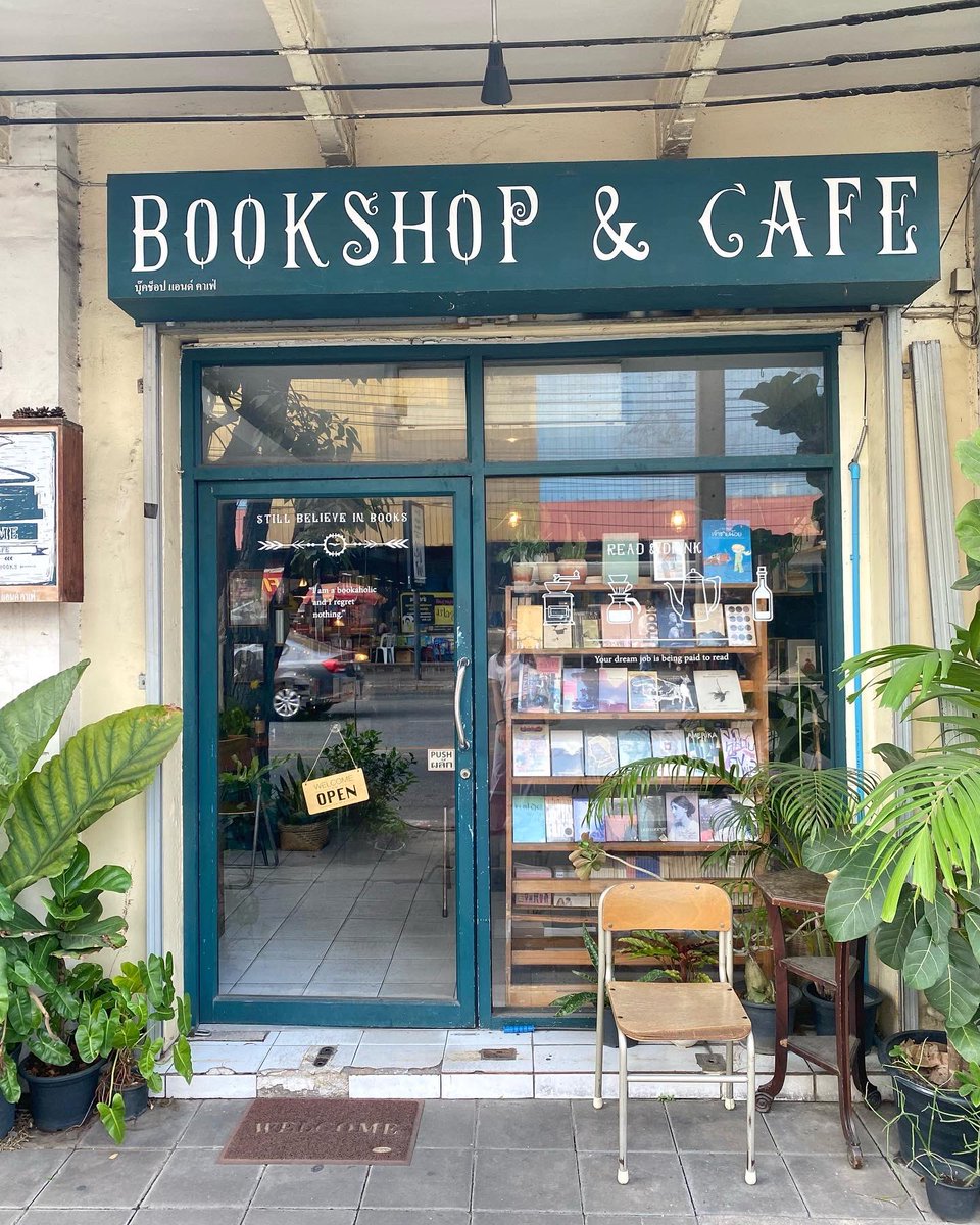 phyunxx's tweet photo. — A book with no name 📚🐱

Found me when coffee meets cats and books

ร้านหนังสือกาแฟเล็กๆศรีย่าน บรรยากาศเหมาะกับการพักสมอง จิบกาแฟอร่อยราคาน่ารัก อ่านหนังสือ มองแมวหลับ เป็นร้านดีๆที่อยากให้มีเยอะๆ
*มี blind book ขายด้วย

#รีวิวคาเฟ่ #คาเฟ่ @Kin24hrs @CafeStoryTH #อร่อยบอกต่อ https://t.co/BM3JRPH9kB